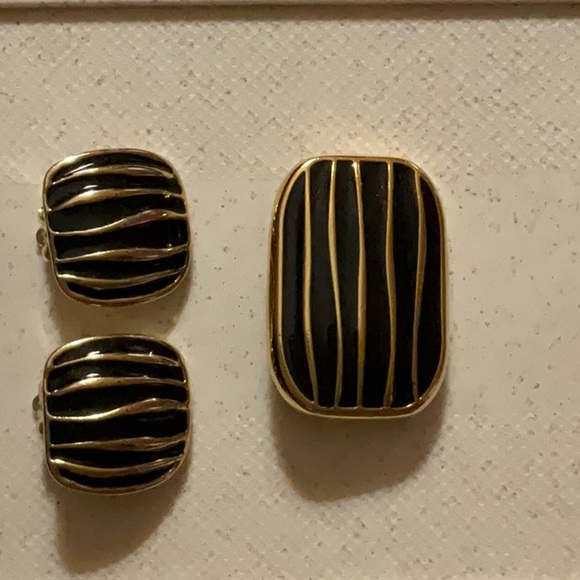Weekenders Brooch Pin and Clip Earrings Black Enamel and Gold-Tone Metal Vintage - Picture 3 of 10